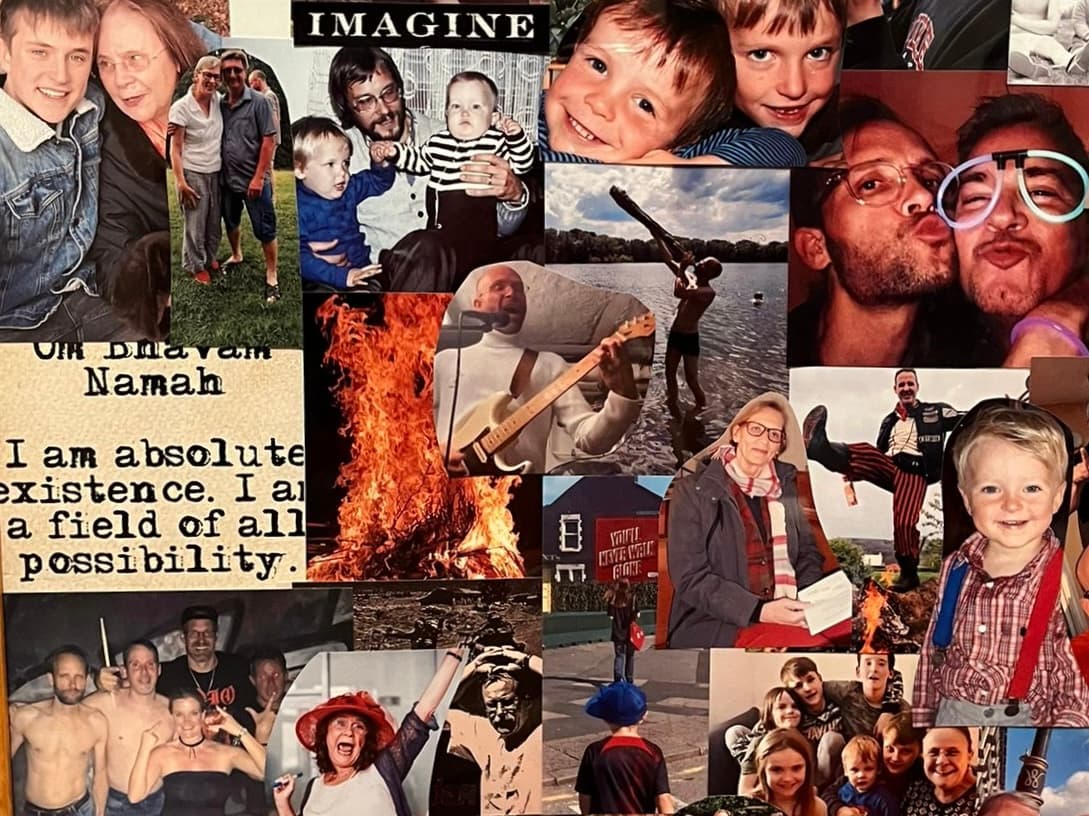 Sean Kollak – persönliche Foto-Collage aus Schnappschüssen: Familie, Bühnenauftritte, Freundschaft und das Mantra 'I am absolute existence. I am a field of all possibility.' – das Leben, das sich nicht vollständig in ein System einlesen lässt