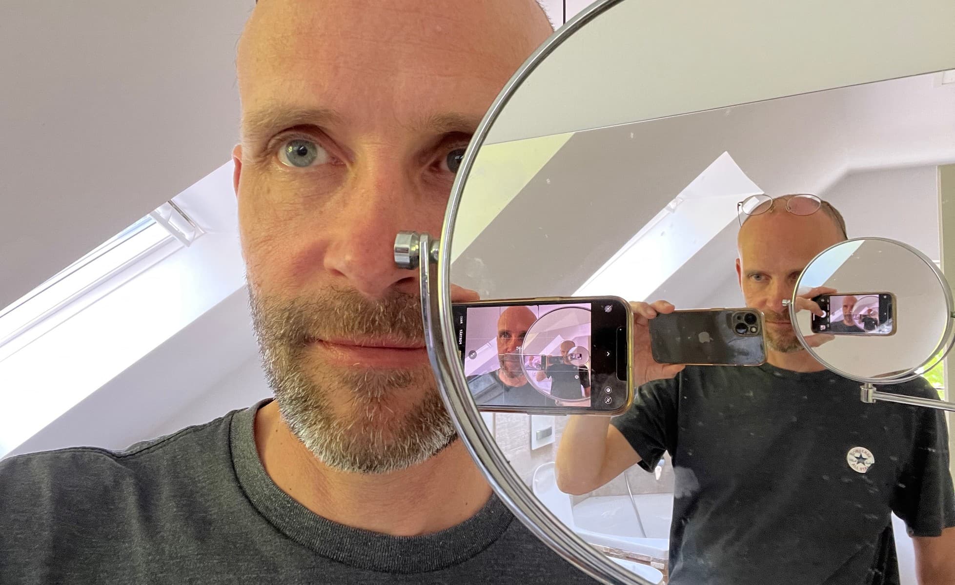 Sean Kollak fotografiert sich in einem runden Spiegel – rekursive Spiegelung mit Smartphone: KI als Spiegel des Selbst