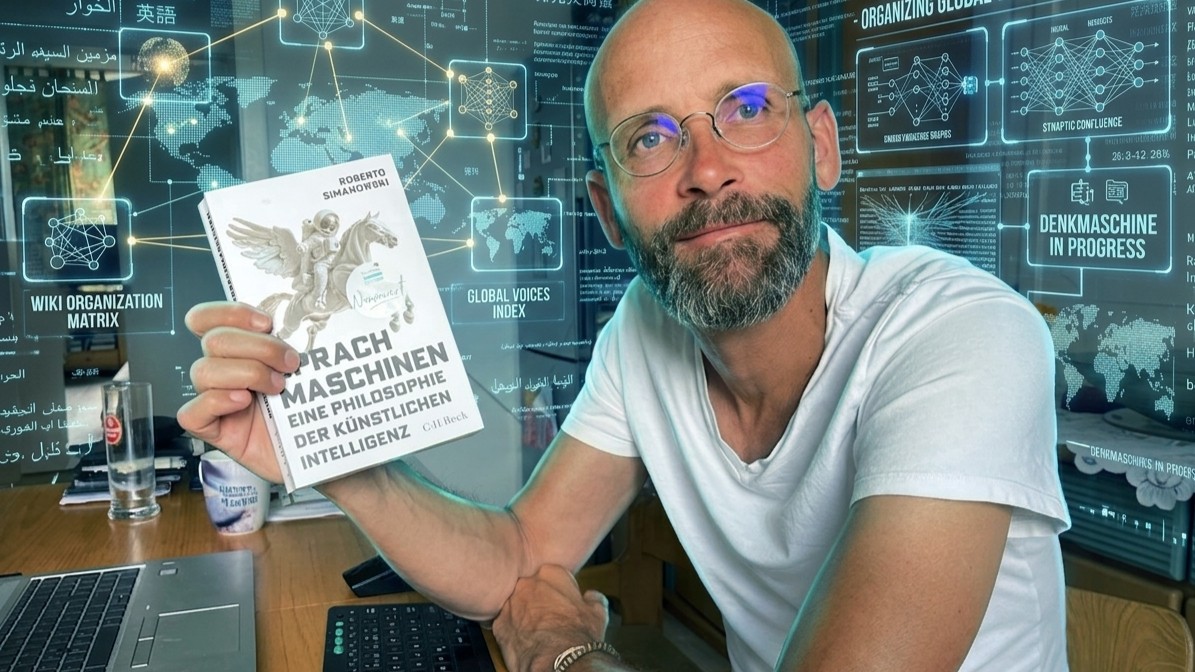 Sean Kollak hält Roberto Simanowskis Buch Sprachmaschinen vor einem digitalen Netzwerk-Interface mit dem Schriftzug Denkmaschine in Progress – von der Sprachmaschine zur Denkmaschine
